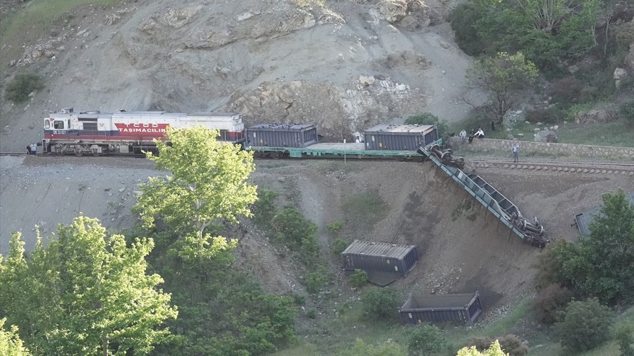 Elazığ'da Yük Treni Kazası: 5 Vagon Raydan Çıktı