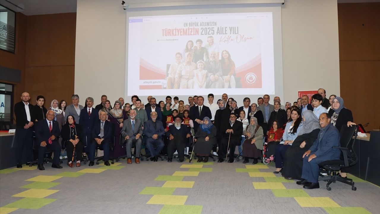 Erzincan'da Aile Yılı Kapsamında Örnek Ailelere Şilt Takdimi Yapıldı