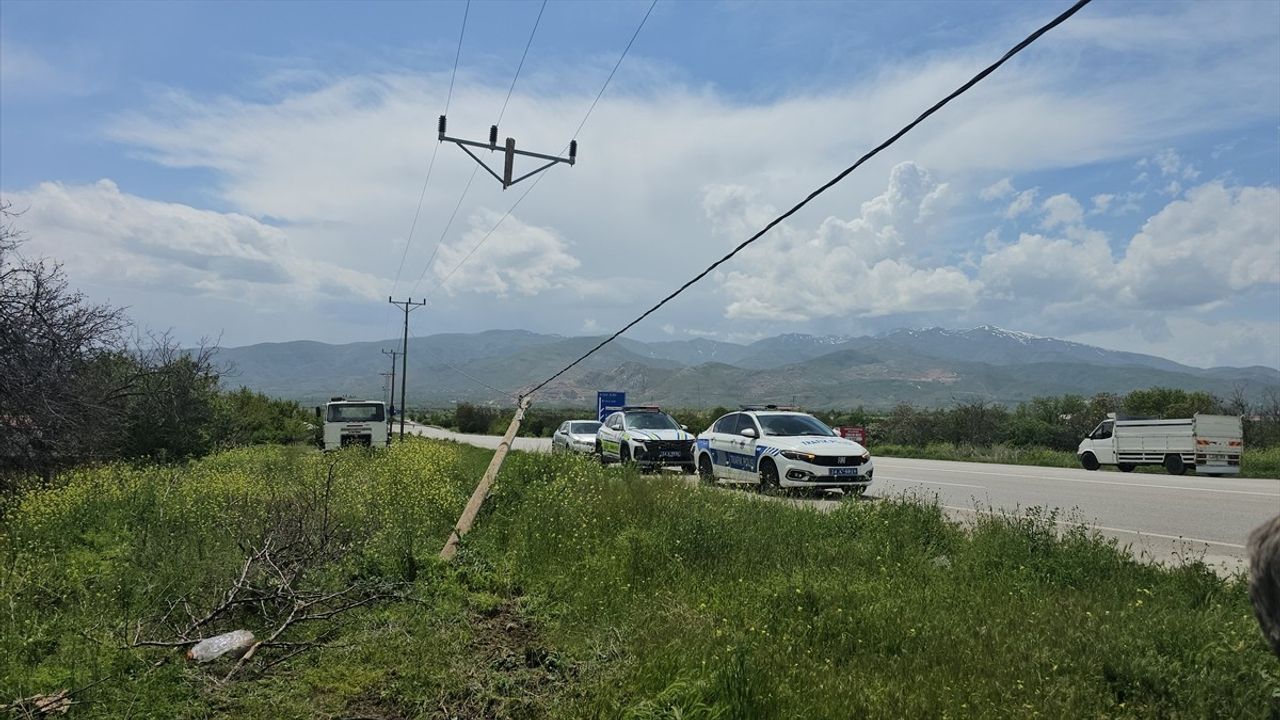 Erzincan'da Feci Kaza: Sürücü Enkaza Döndü