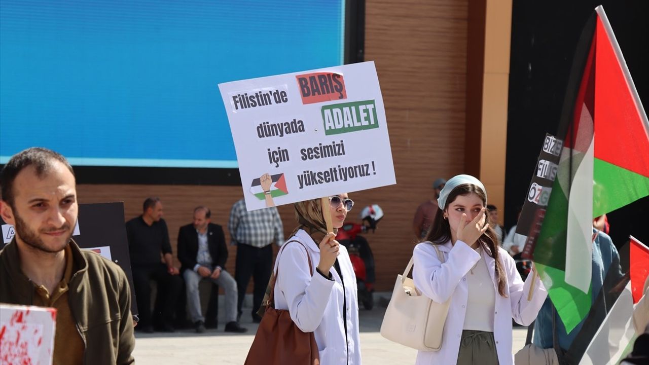 Erzincan'da Sağlıkçılardan Gazze İçin Sessiz Yürüyüş