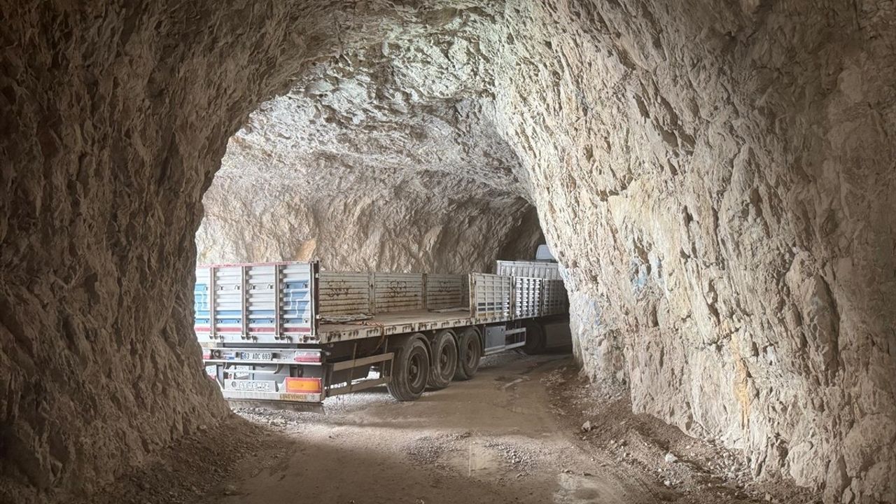 Erzincan Kemaliye'de Tır Tünele Sıkıştı, Ulaşım Kapandı