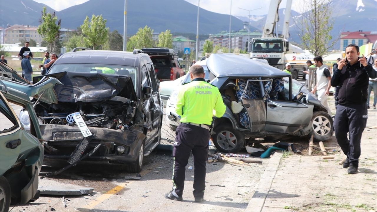 Erzurum'da Beton Mikserinin Kazası: 8 Araç Zarar Gördü