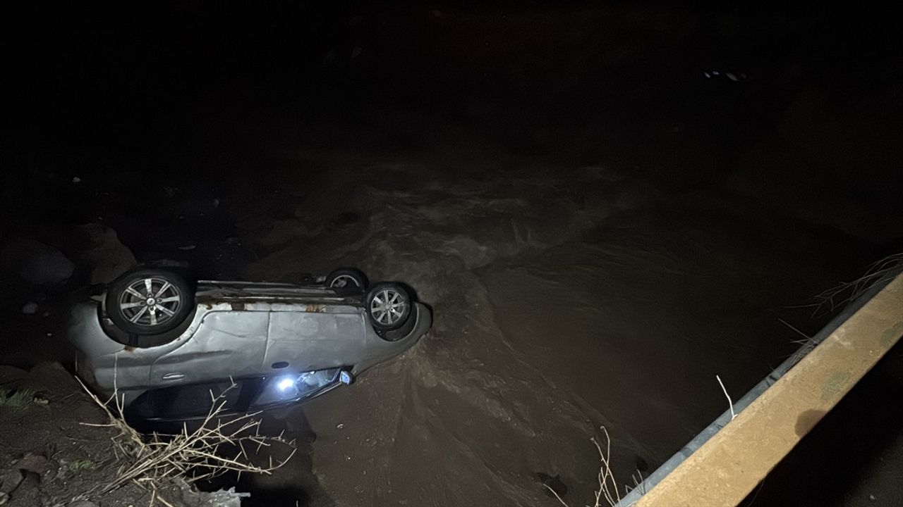 Erzurum'da Dereye Yuvarlanan Araçta 3 Yaralı