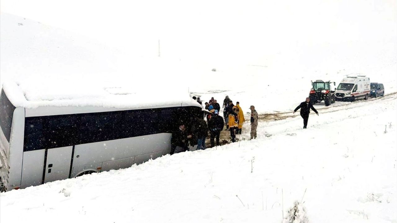 Erzurum'da Jandarma, Trabzonspor Taraftarını Kara Saplandığı Yerden Kurtardı
