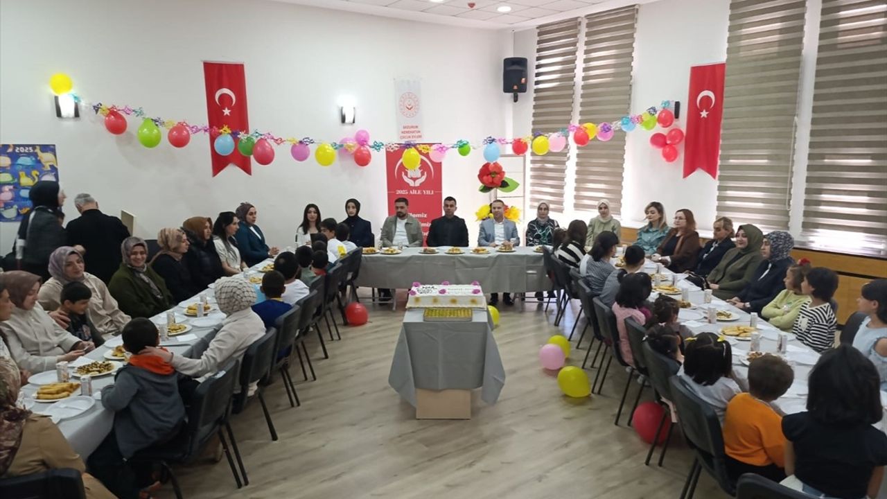 Erzurum'da Koruma Altındaki Çocuklardan Anneler Günü Kutlaması
