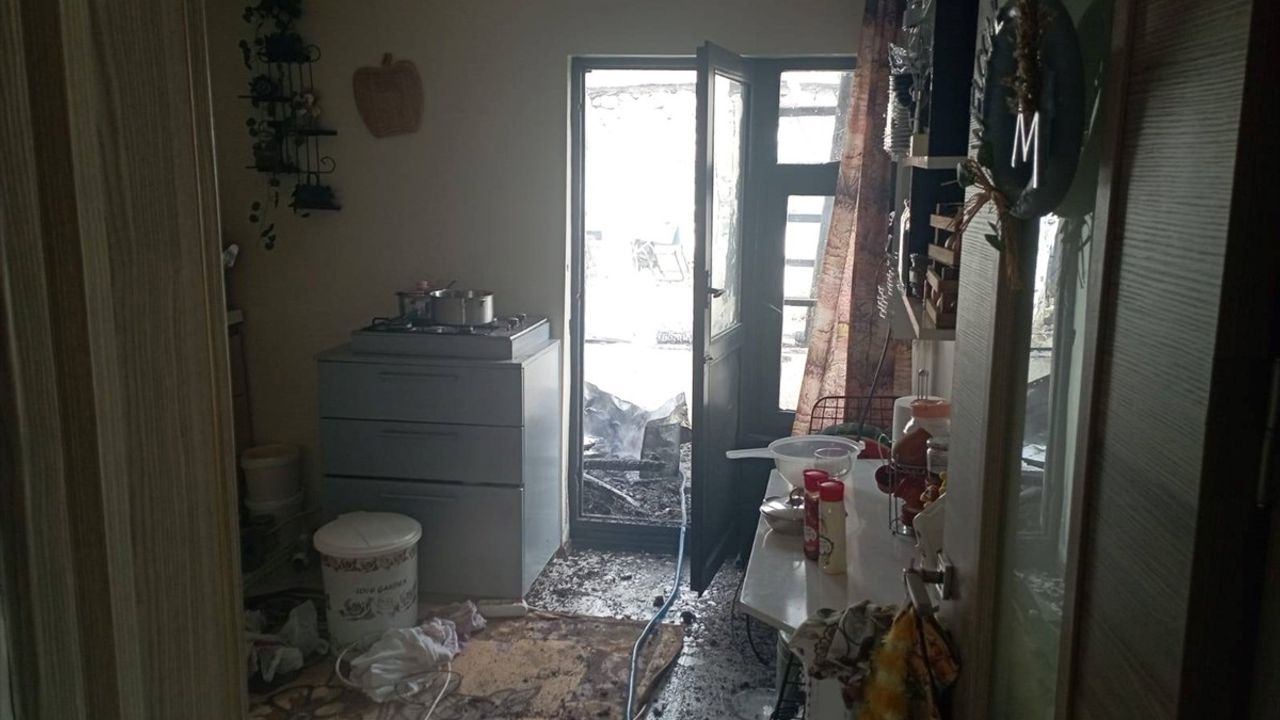 Erzurum'da Müstakil Evde Çatı Yangını Kontrol Altına Alındı