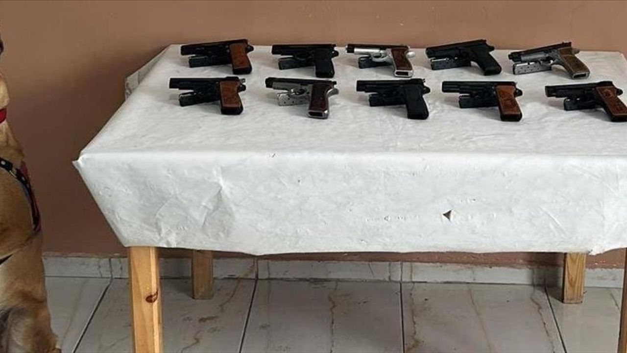 Erzurum'da Ruhsatsız 10 Tabanca Ele Geçirildi