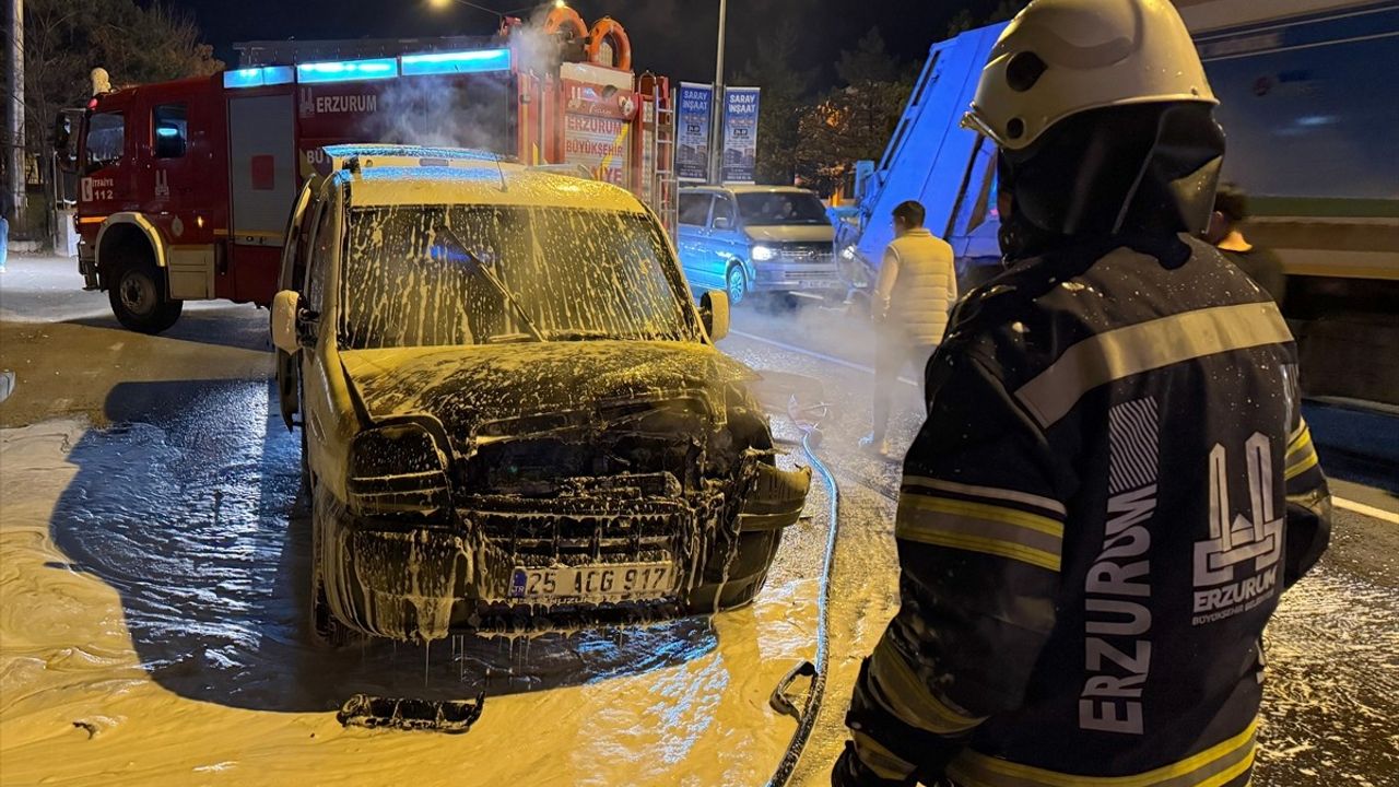 Erzurum'da Seyir Halindeki Hafif Ticari Araç Yangını