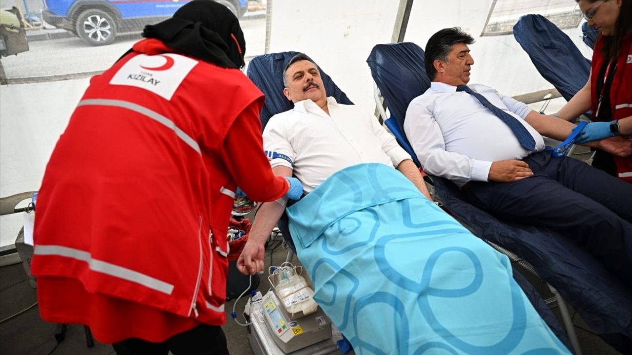 Erzurum Valisi Çiftçi, 43. Kan Bağışında Bulundu