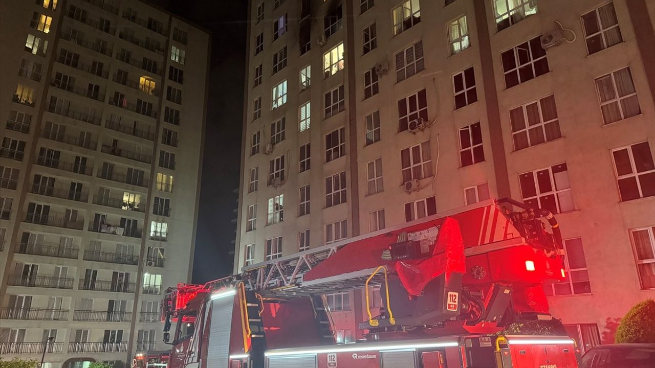 Esenyurt'ta Yangın: 8'inci Kattan Aşağı Atlayan Kadın Yaralandı