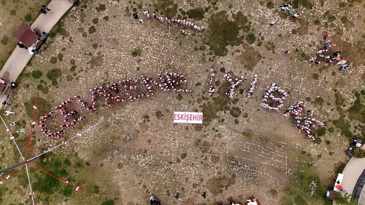 Eskişehir'de Atık Malzemelerden Defile Düzenlendi