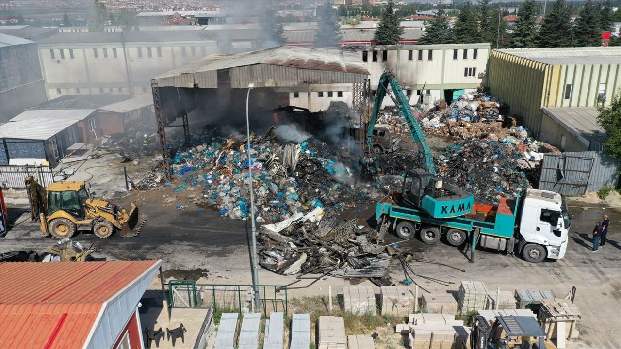Eskişehir'de Geri Dönüşüm Tesisinde Yangın