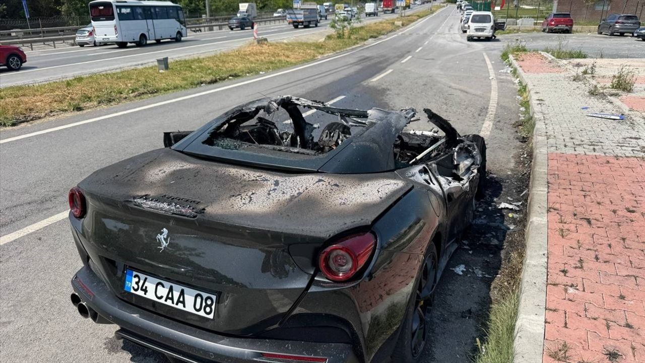 Eyüpsultan'da Lüks Otomobil Alev Alev Yandı