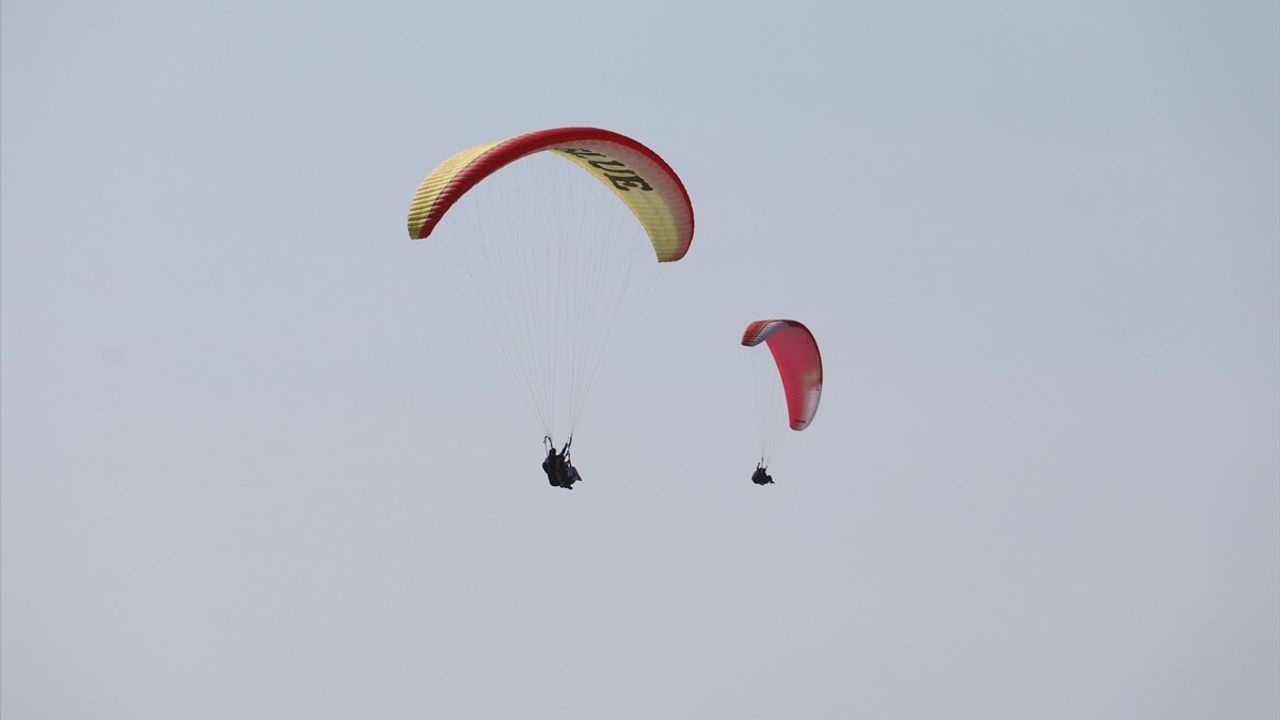 Fethiye'de Ala Bayrakla Yamaç Paraşütü Uçuşu