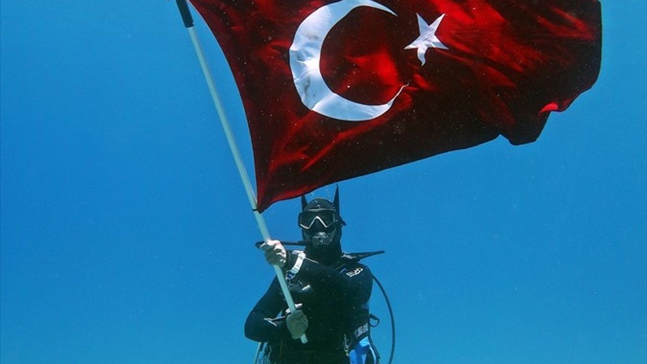 Fethiye'de Dalgıçlardan 19 Mayıs Kutlaması