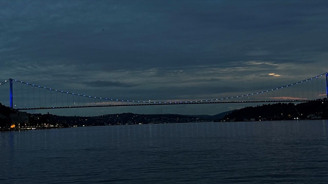 FSM Köprüsü Engelliler Haftası İçin Mavi Aydınlatıldı