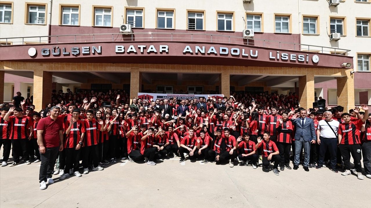 Gaziantep FK'den Öğrencilere 160 Bin Forma Dağıtımı