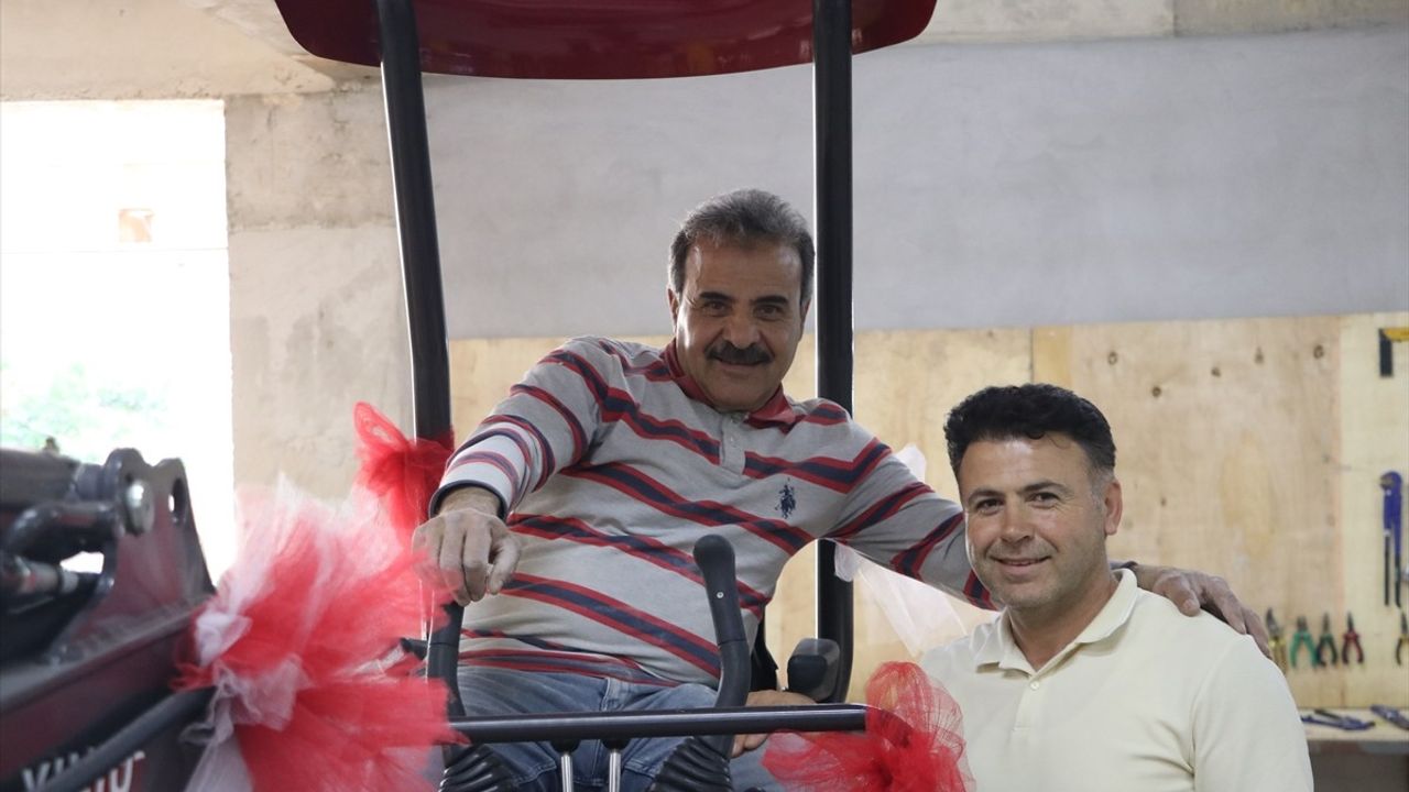 Gaziantep İşletmecisi, Suriyeli İşçisine Mini Ekskavatör Hediye Etti