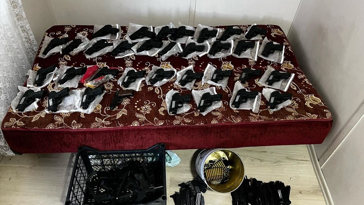 Gaziantep'te Silah Kaçakçılığı Operasyonu: 1 El Bombası ve 45 Silah Ele Geçirildi