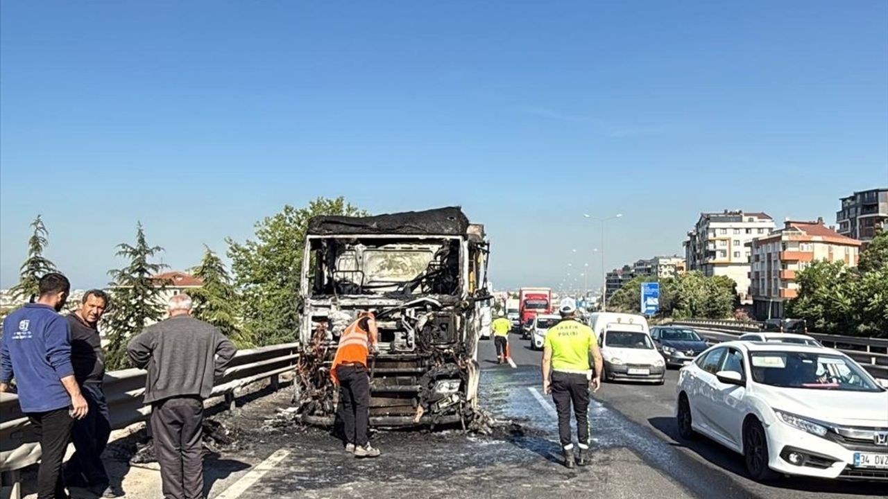 Gebze'de Tır Yangını D-100 Karayolunda Ulaşımı Aksattı