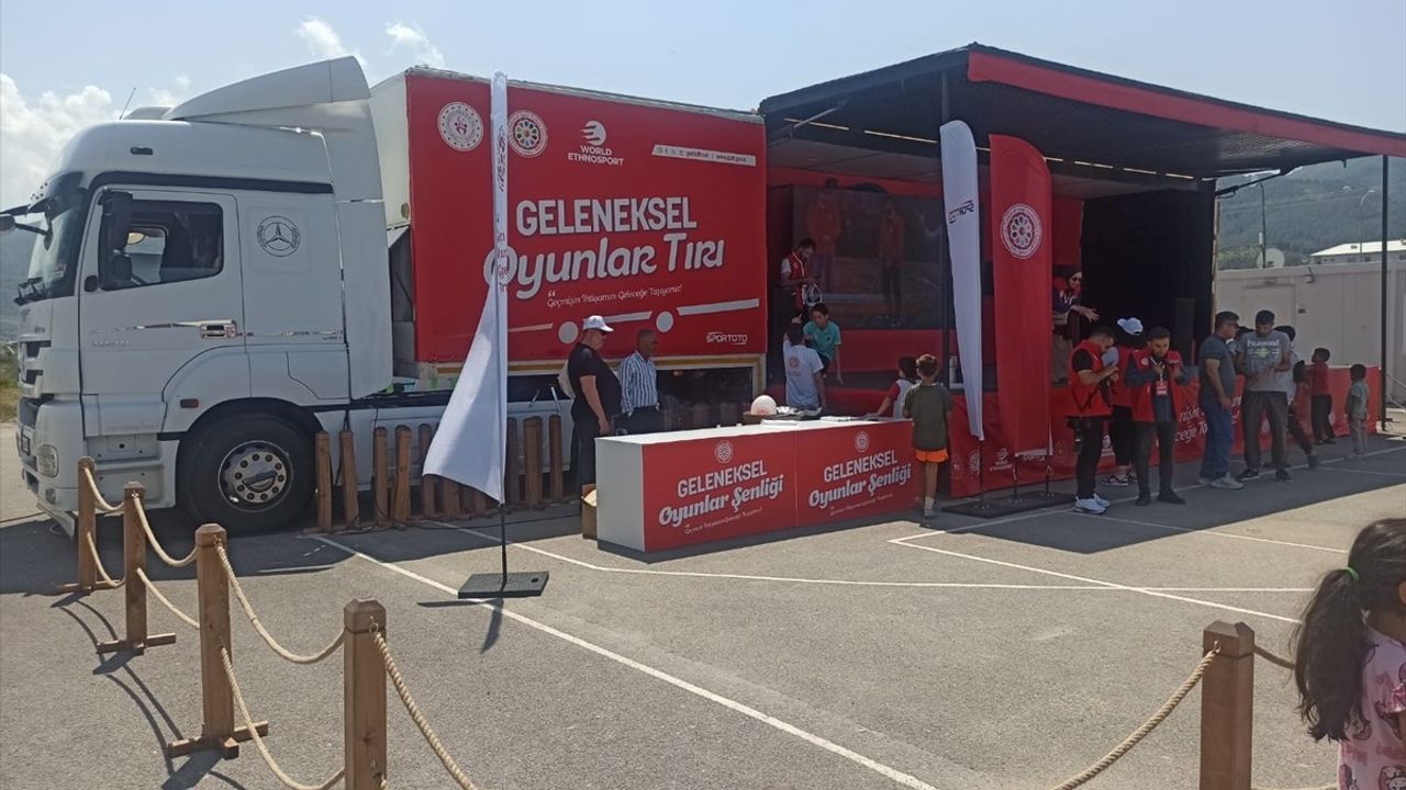 Geleneksel Oyunlar Tırı Osmaniye'de Depremzede Çocuklarla Buluştu