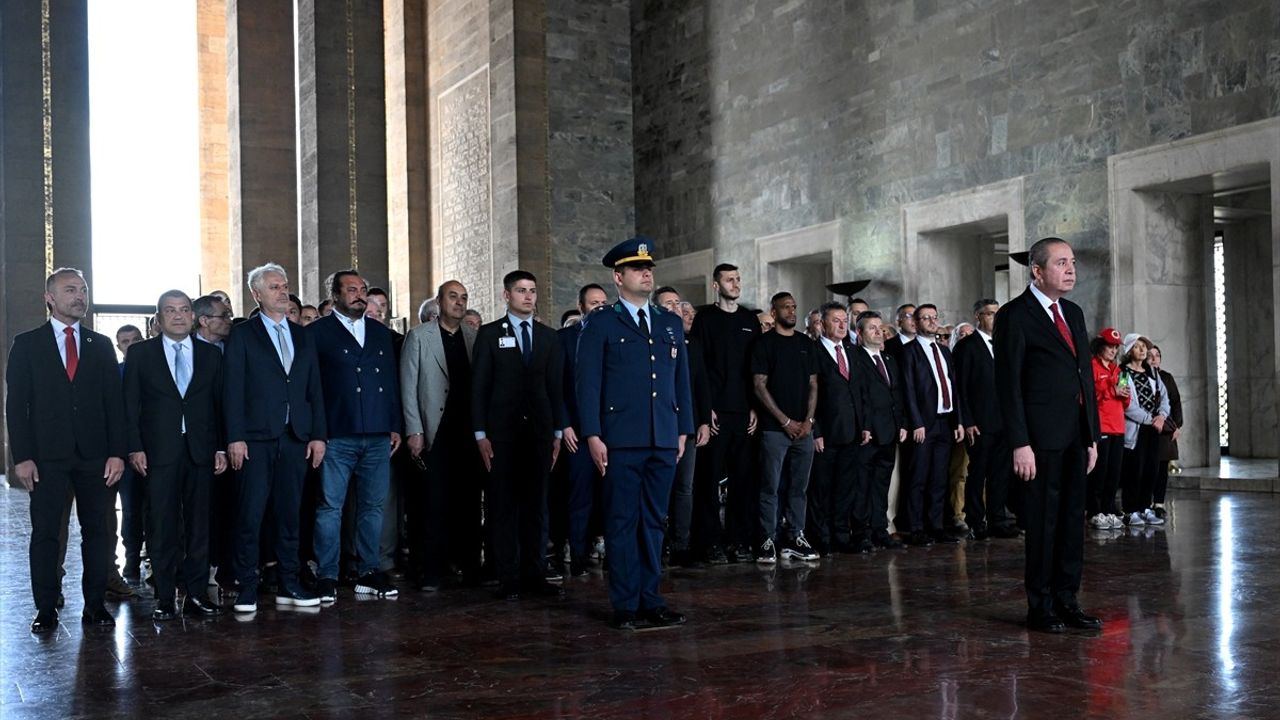 Gençlerbirliği Anıtkabir'i ve İlhan Cavcav'ın Mezarı'nı Ziyaret Etti