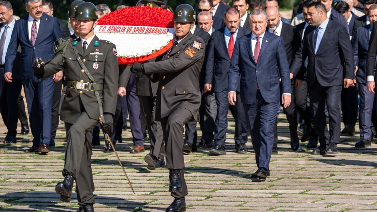 Gençlik ve Spor Bakanı Osman Aşkın Bak Anıtkabir’i Ziyaret Etti