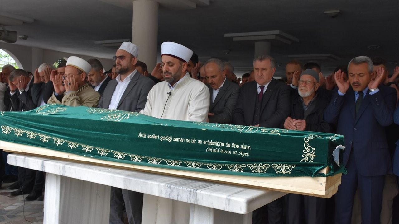 Gençlik ve Spor Bakanı Osman Aşkın Bak'ın Amcası Rize'de Defnedildi