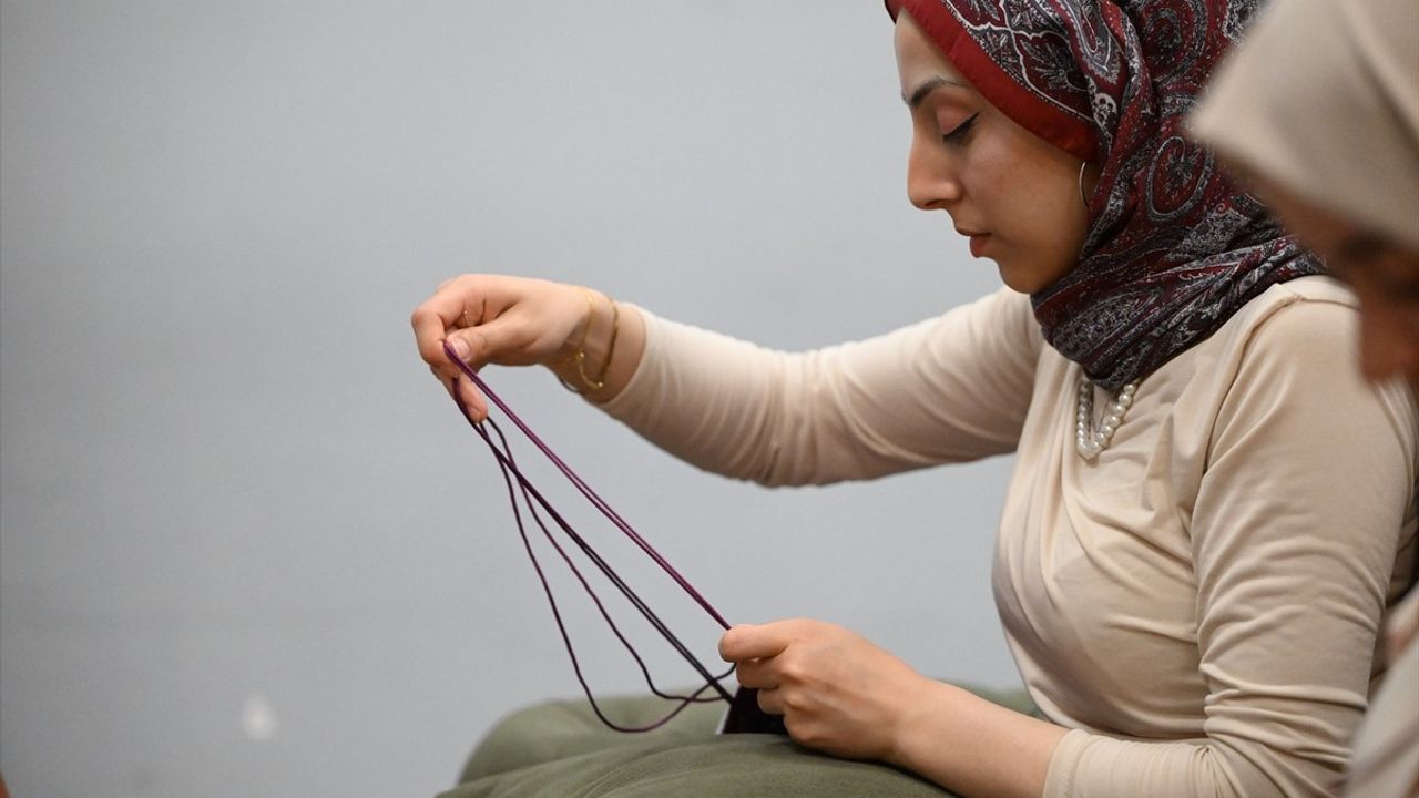 Gönüllü Gençlerden Anlamlı Hediye: Şehit Annelerine Çantalar