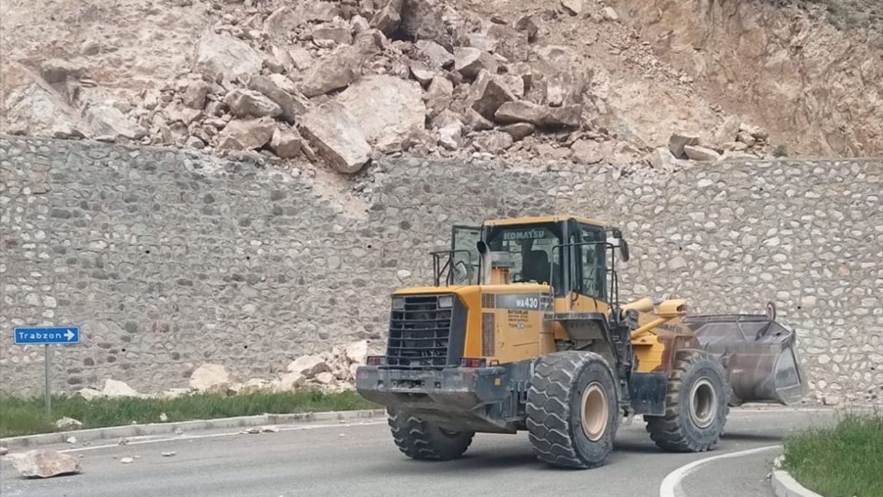 Gümüşhane'de Heyelan: Kaledibi Mahallesi Yolu Kapandı