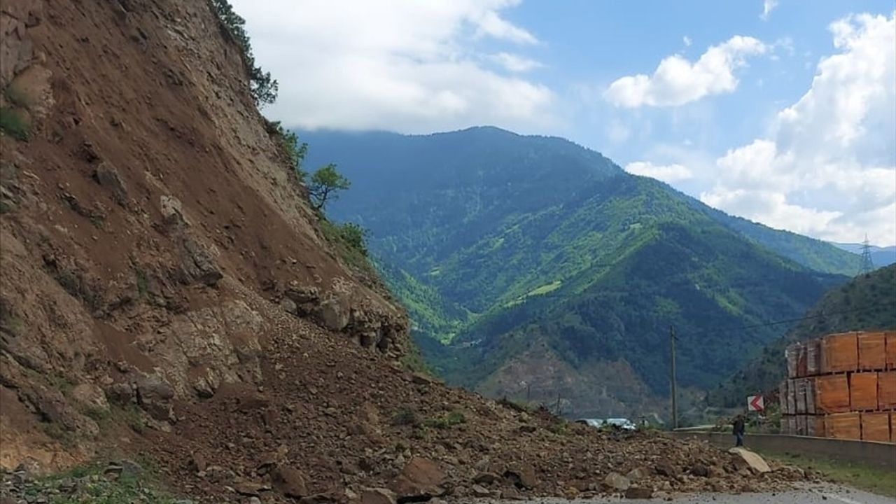 Gümüşhane'de Heyelan: Kürtün-Torul Kara Yolu Ulaşıma Kapandı