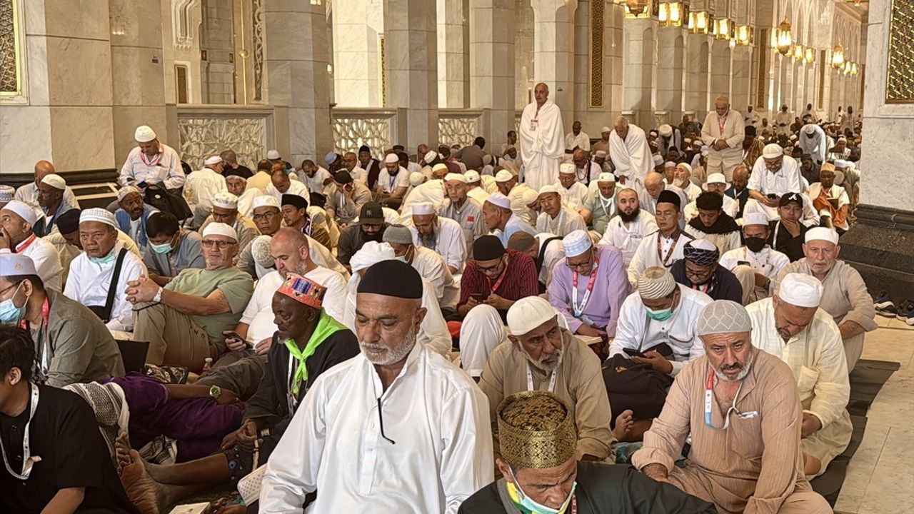 Hac Adayları Kabe'de Son Cuma Namazını Kıldı
