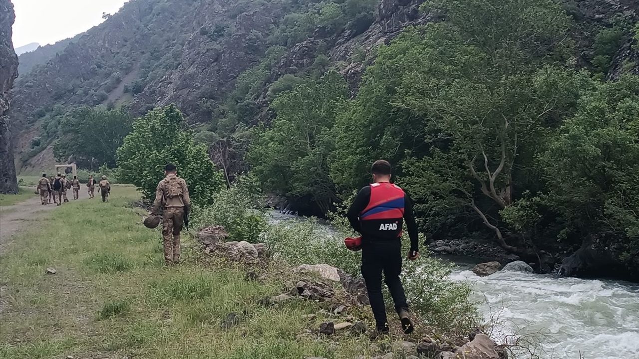 Hakkari'de Derede Kaybolan Genç İçin Arama Çalışmaları Başlatıldı