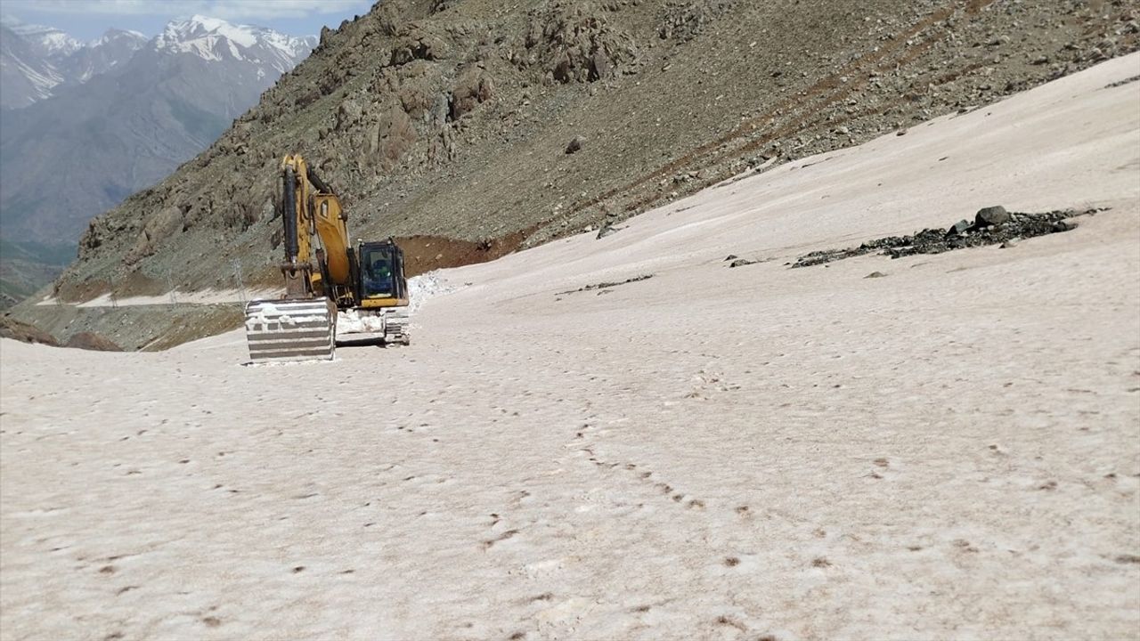 Hakkari'de Karla Kaplı Yolda Açma Çalışmaları Devam Ediyor