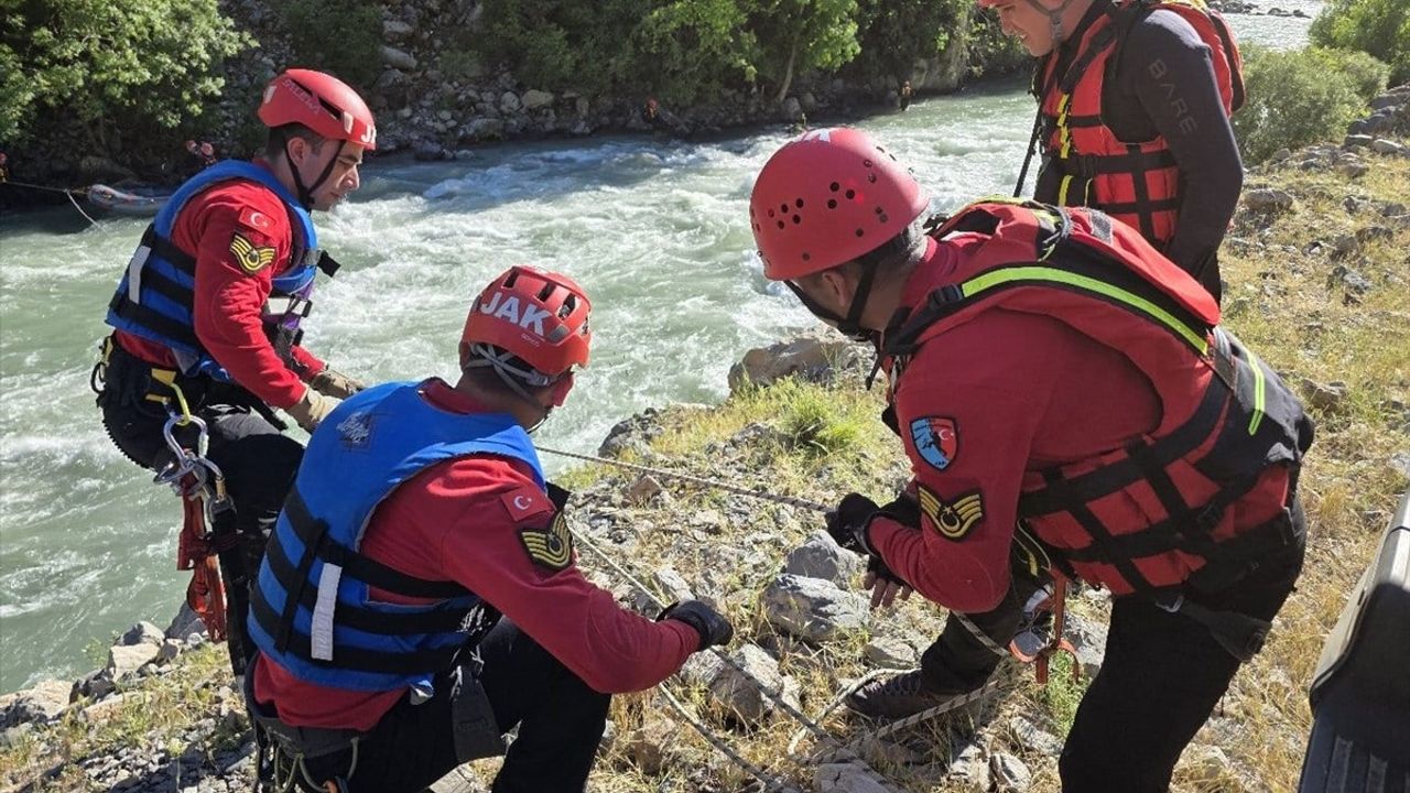 Hakkari'de Kaybolan Genç İçin Arama Çalışmaları Devam Ediyor