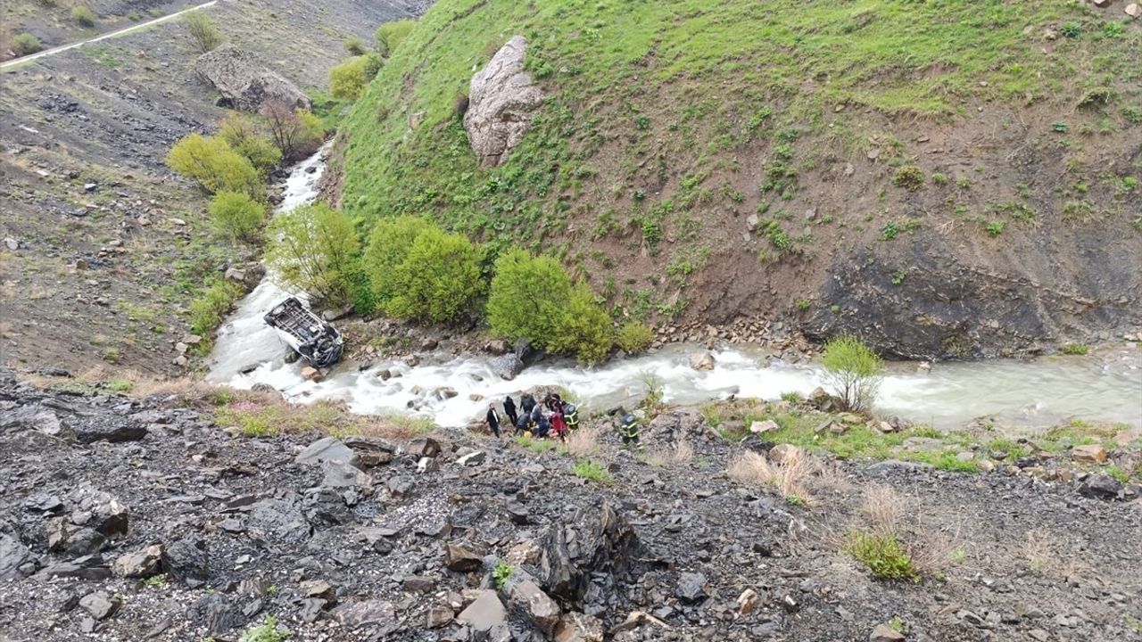 Hakkari'de Minibüs Kazası: 2 Ölü, 3 Yaralı