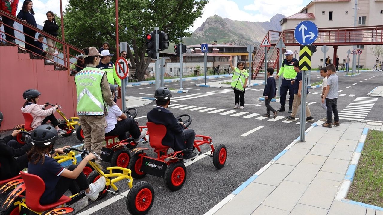 Hakkari'de Öğrencilere Uygulamalı Trafik Eğitimi Verildi