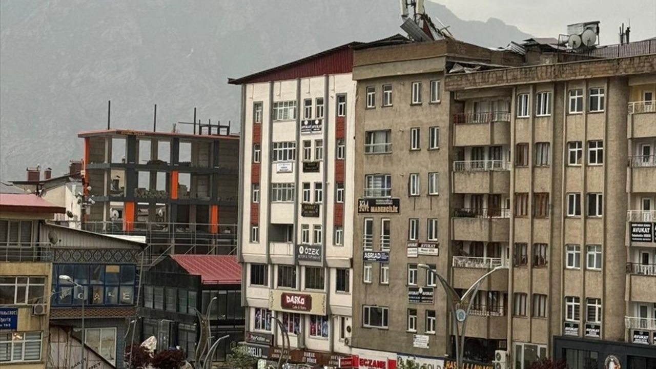 Hakkari'de Şiddetli Rüzgar Çatıya Zarar Verdi