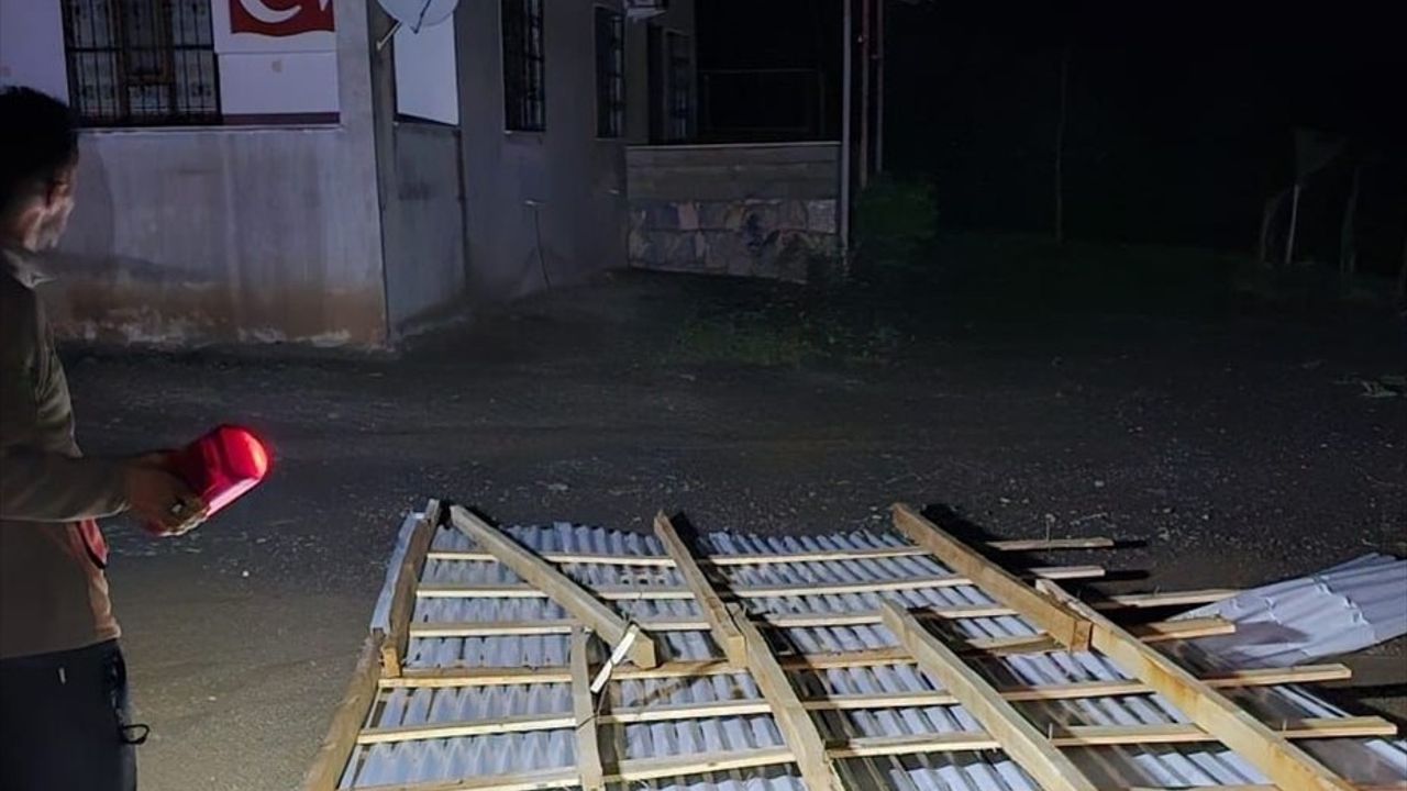 Hakkari'de Şiddetli Rüzgar Etkili Oldu