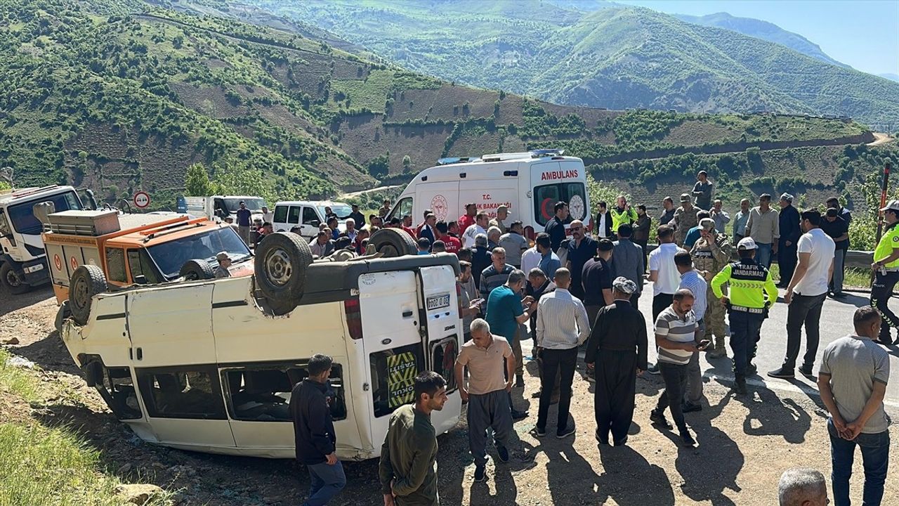 Hakkari'deki Öğrenci Servisi Kazasında 14 Yaralı