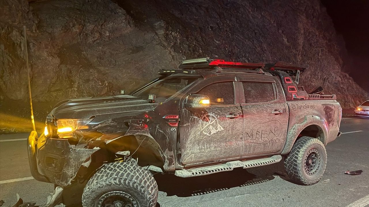Hakkari'deki Pikap Kazasında 8 Kişi Yaralandı
