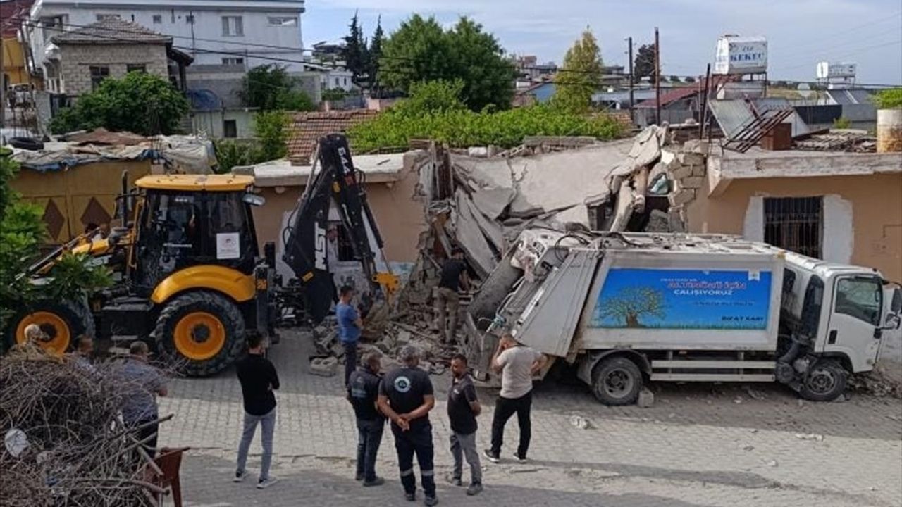 Hatay'da Çöp Kamyonunun Metruk Eve Çarpması: Güvenlik Kamerasında An Bean