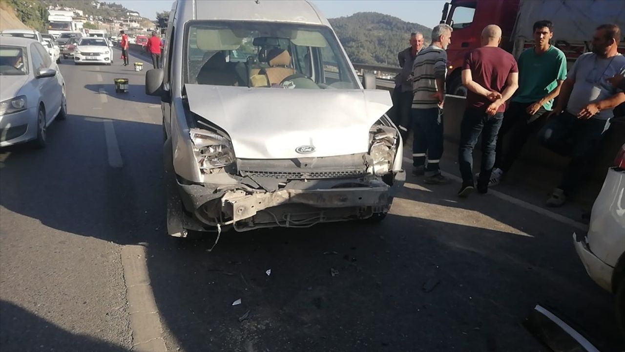 Hatay'da Zincirleme Trafik Kazası: 3 Yaralı