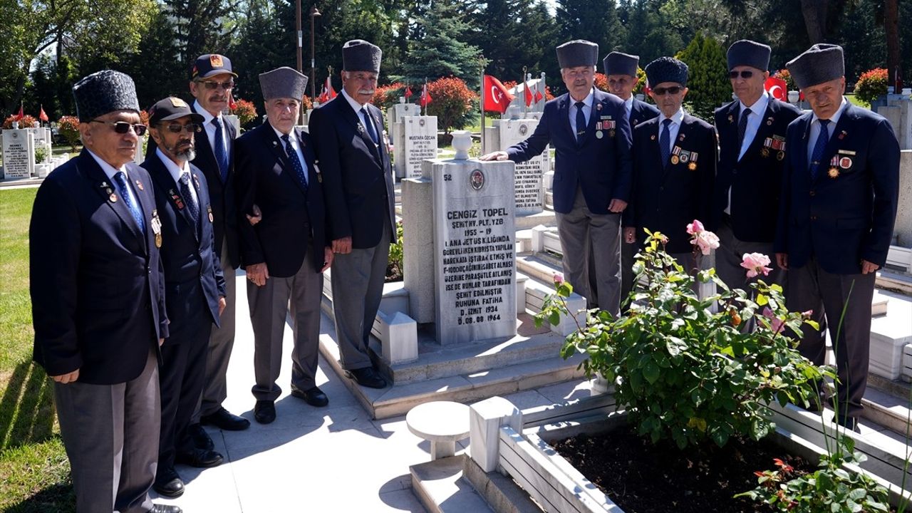 Hava Şehitleri Edirnekapı Şehitliği'nde Anıldı