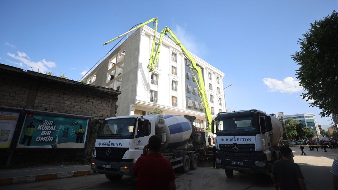 Iğdır'da Öğrenci Yurdunun Çatı Katında Yangın Çıktı