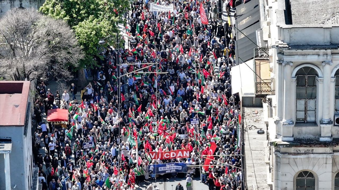 İHH'nin Gazze'ye Destek Yürüyüşü İstanbul'da Gerçekleşti