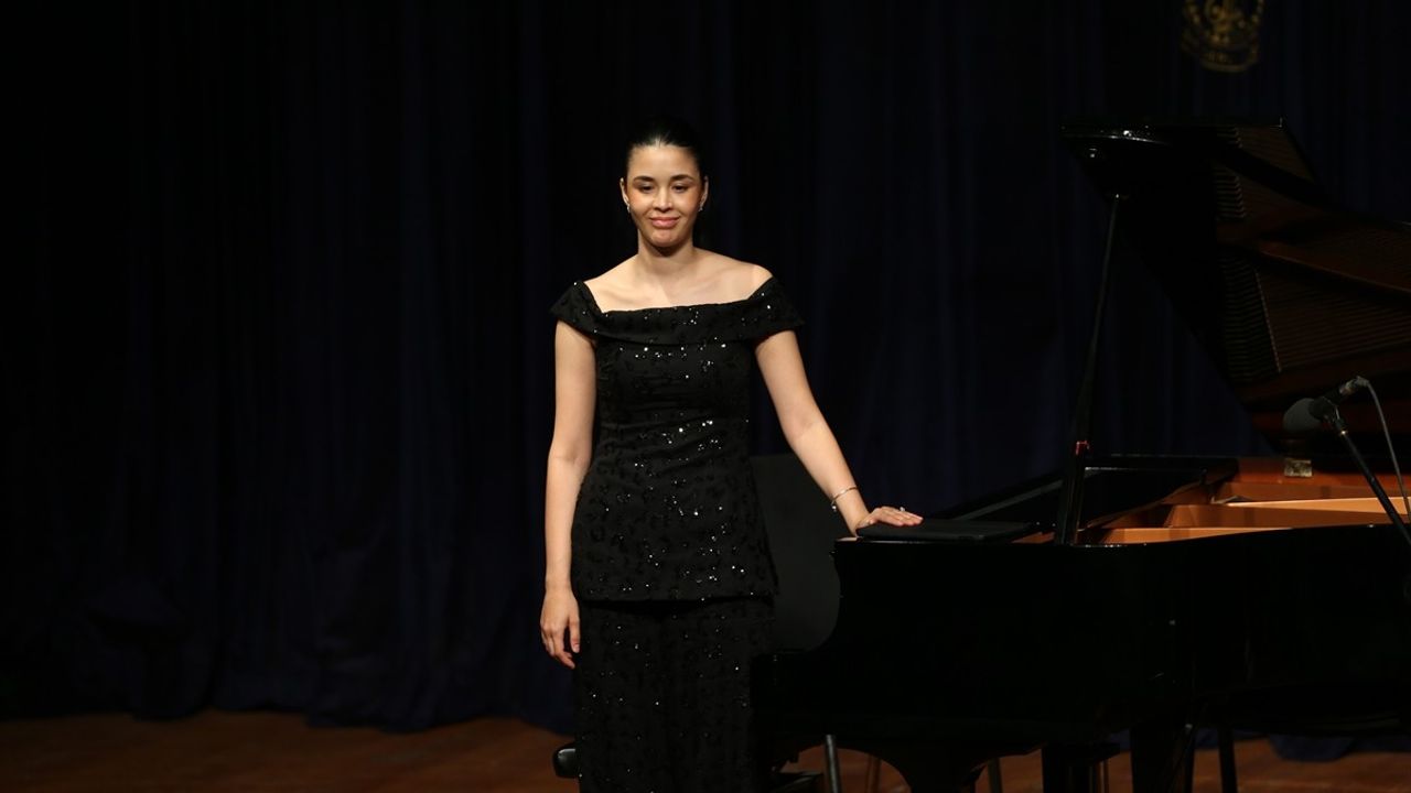 İraz Yıldız İskenderun'da Konser Verdi