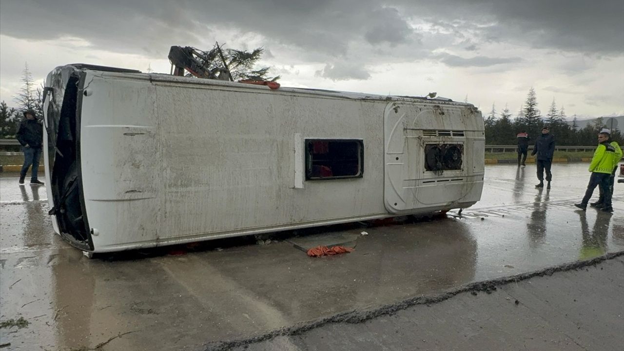 Isparta'da Midibüs Devrildi: 15 Yaralı