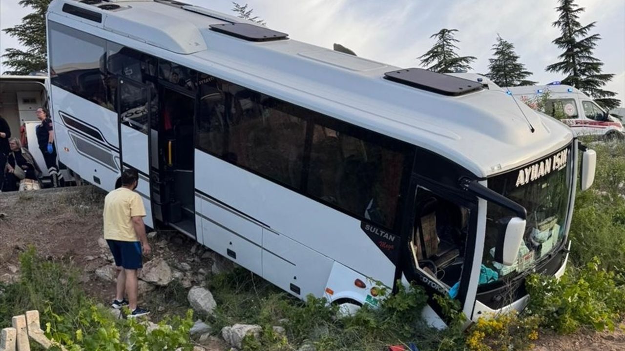 Isparta'da Yolcu ve Tur Otobüsü Çarpıştı: 27 Yaralı