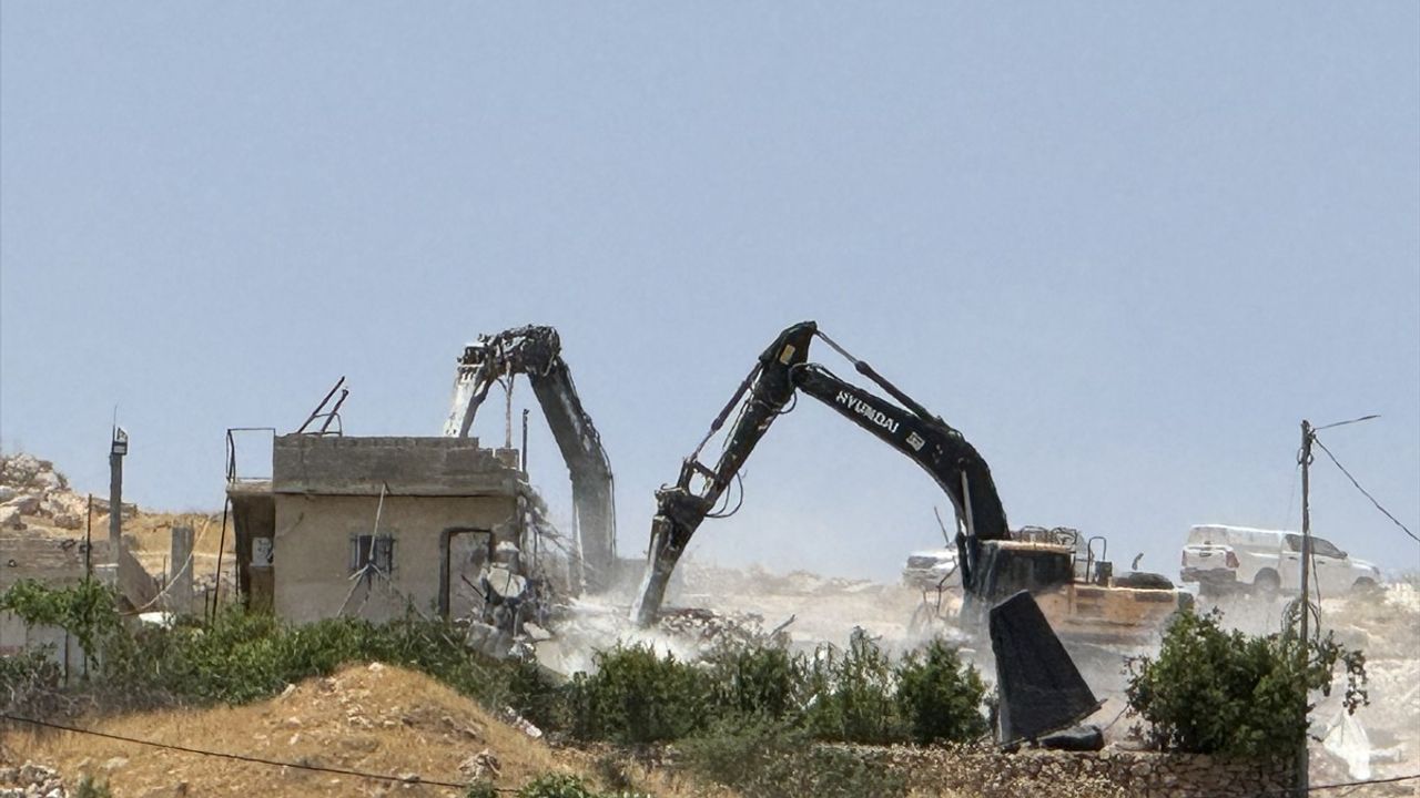 İsrail Ordusu Batı Şeria'da Filistinlilere Ait Yapıları Yıktı